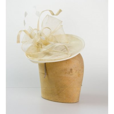 Dámská modelová čelenka sinamay zdobená květem smetanová