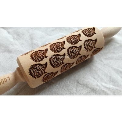 GoodyWoody Embosovaný váleček na těsto 24 cm Ježek – Sleviste.cz
