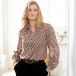 Šifonová halenka s minimalistickým potiskem béžová/karamelová – Zboží Dáma