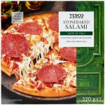 Tesco Pizza pečená v kamenné peci s rajčatovým protlakem, salámem a strouhanými sýry 320 g – Zboží Dáma