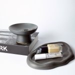 DESS Craft Studio Serene – dekorační miska na noze – Elegantní doplněk do vašeho interiéru Barva: 10 - Klasická šedá, Sady: Miska Serene + Tác Big Cloud – Zboží Dáma