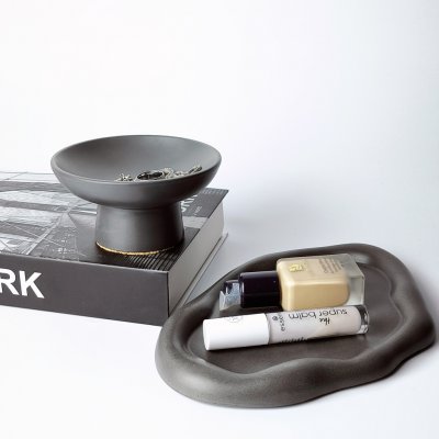 DESS Craft Studio Serene – dekorační miska na noze – Elegantní doplněk do vašeho interiéru Barva: 10 - Klasická šedá, Sady: Miska Serene + Tác Round Cloud – Hledejceny.cz