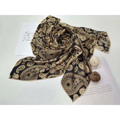 hedvábný šátek černý se zlatými ornamenty v dárkovém balení – Sleviste.cz