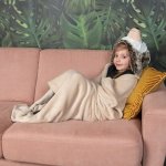Cozy Noxxiez BL810 Ježek hřejivá deka s kapucí se zvířátkem a tlapkovými kapsami – Sleviste.cz