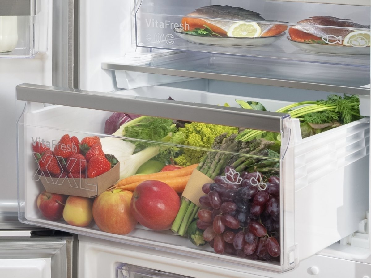 Objemná lednice s praktickými zásuvkami