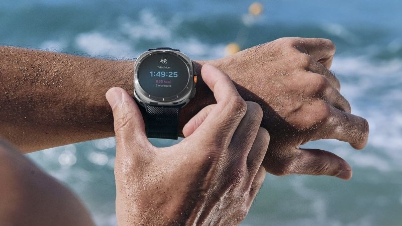 Samsung Galaxy Watch7 Ultra LTE – 1,5 Zoll OLED, Titan-Gehäuse, Schwarzes Fluorkautschuk-Armband
