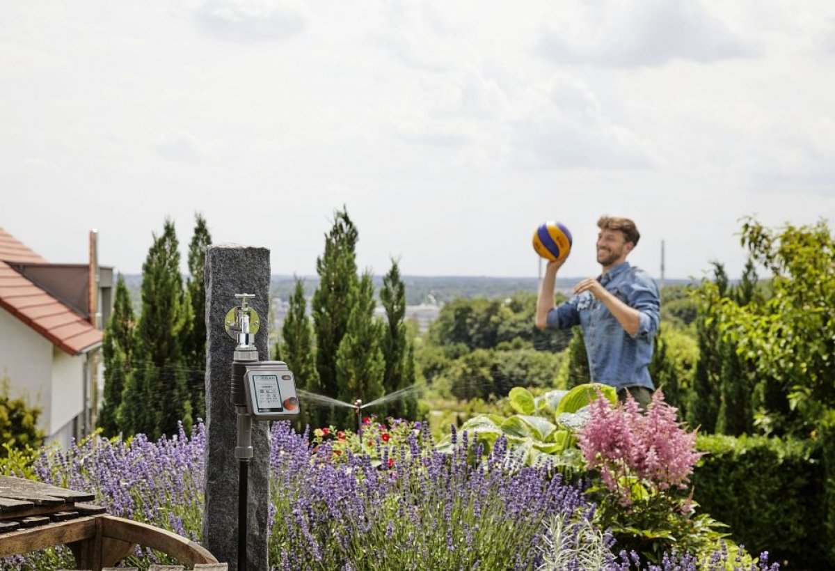 Zavlažování několika oblastí zahrady