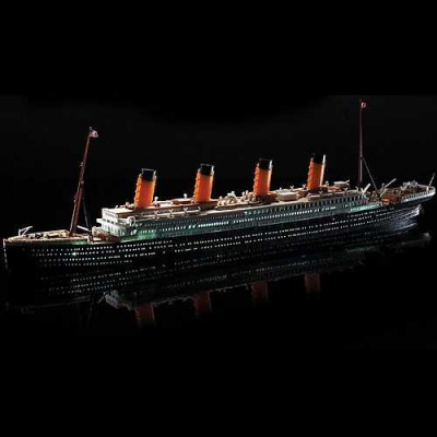 R.M.S. TITANIC + LED SET MCP (1:700) Academy 14220