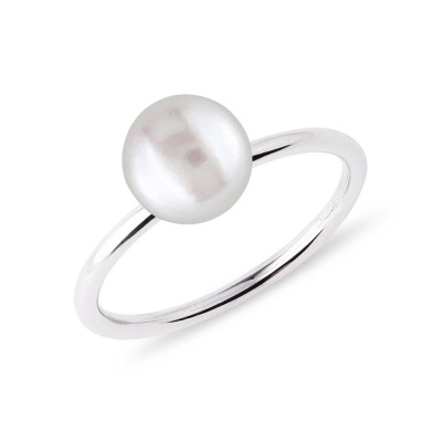 Prsten se sladkovodní perlou v bílém zlatě KLENOTA K0688022