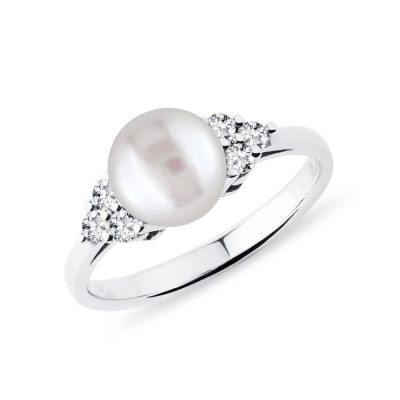 Prsten se sladkovodní perlou a brilianty v bílém zlatě KLENOTA K0644022
