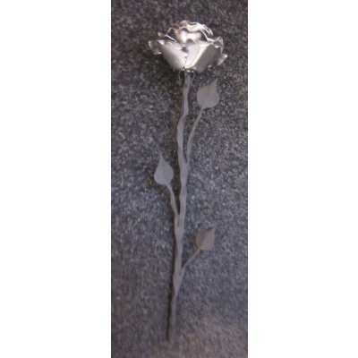 Kovaná růže s květem ve stříbrné barvě