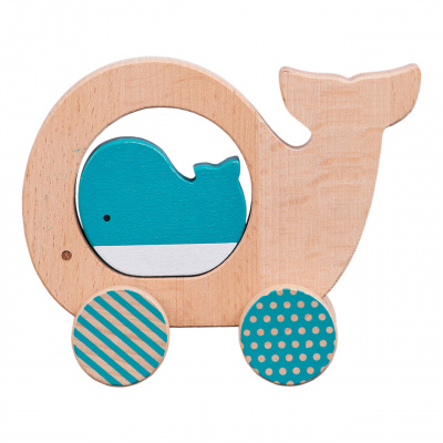 Petit Collage Velryba a mládě na kolečkách (Rozměry: 11,5x12x4,8 cm Rozměry balení: 16x14,5x5,5 cm Věk: 12m+ Materiál: 100% FSC dřevo)