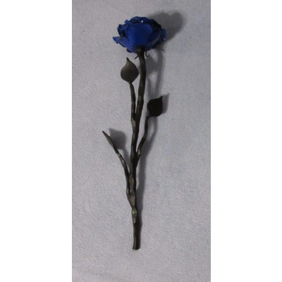 Kovaná růže s květem v modré barvě