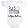 Body kr. rukáv s vtipným textom Baby Nellys, Psst! Dobíjím baterie, kluk Baby Nellys