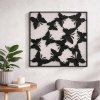 Kovový obraz s motýľmi 38 × 38 cm čierna farba (Luxusná kovová nástenná dekorácia s motýľmi v čiernej farbe – štýlový doplnok do obývačky, spálne aj chodby)