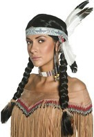 parochňa Indiánka s pletenými vrkôčikmi a čelenkou