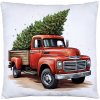 J&W Vianočná obliečka Retro pickup – červené auto s vianočným stromčekom 40x40 cm