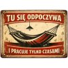 Ceduľa Tu sie odpoczywa i pracuje tylko czasami 30cm x 20cm Plechová tabuľa
