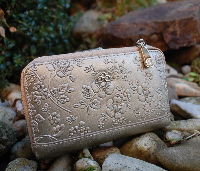Dámska zlatá peňaženka s kvetmi strieborné kovanie