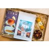 Lighthouse Coffee, Lyra chocolate, domáci med z farmy Slnečná Lighthouse Coffee Vianočná káva & čokoláda Lyra Creamy & Babičkin čaj a sviečka od včelára: darčekový balíček