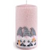 Artman Candles Vianočná sviečka ŠKRIATKOVIA valec ružová pr. 7 x 14 cm