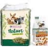 Versele-Laga Timothy Hay 1 kg + Mrkvová pochúťka pre králiky a hlodavce 50 g