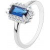 Šperky eshop - Ródiovaný prsteň, striebro 925, obdĺžnikový modrý zirkón, číry zirkónový lem J15.18 - Veľkosť: 53 mm
