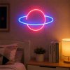 Neonová LED lampa na stenu Planéta Saturn (Dekoratívny LED neón Saturn s USB napájaním do detskej izby, herne alebo pracovne)