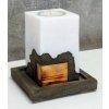 Betonka Malá sviečka s kombináciou dreva, betónu a vosku 6 x 6 x 10 cm - s podšálkou