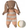 Maileg Textilná hračka zajačik s loptou Micro Brown / Dusty Rose