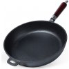 B2X Liatinová panvica 28 cm s drevenou rukoväťou