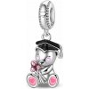 Strieborný Prívesok S925 Medveď s Promočnou Čiapkou s Kyticou Tulipánov