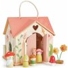 Drevený lesný domček Rosewood Cottage Tender Leaf Toys s hojdačkou záhradkou a 4 postavičkami