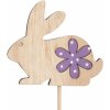 Anděl Zajačik drevený na špajli s kvietkom fialovým 8 cm