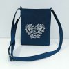 Folklórna kabelka/kapsa z čiernej alebo modrej rifloviny s výšivkou vzor IKA biela Veľkosť: kapsa, Farba kabelky: Modrá riflovina