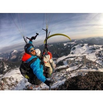 Tandem paragliding