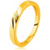 Šperky eshop - Zlatá obrúčka v 9K zlate - prsteň s jemnými zárezmi, malý zirkónik S4GG246.01 - Veľkosť: 49 mm