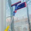 Teleskopická stierka na sklo 2v1 (2v1 – umývanie a stieranie skla bez šmúh aj vo výške)