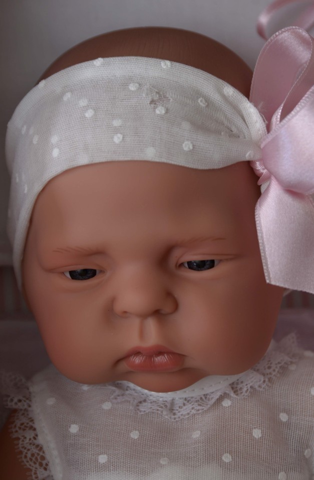 Asivil Realistické bábätko LUCÍA krajkové šaty