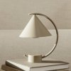 ferm LIVING LED dobíjacia stolová lampa Meridian, béžová, stmievateľná - 110174693