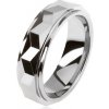 Šperky eshop - Volfrámový prsteň striebornej farby, geometricky brúsený vyvýšený pás AB33.17 - Veľkosť: 67 mm