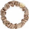 By Eloise London Gold Heart Silk Scrunchie farba Sand
