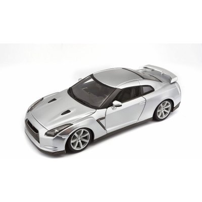 Bburago 2009 Nissan GT R Metallic stříbrná 1:18