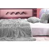 Deky ako chlpaté prehozy sivej farby na posteľ 200 x 220 cm