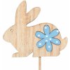 Anděl Zajačik drevený na špajli s kvietkom modrým 8 cm