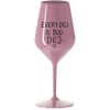 EVERY DEJ IS GUD DEJ - svetloružový nerozbitný pohár na víno 470 ml