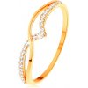 Šperky eshop - Prsteň zo žltého 14K zlata - hladká a trblietavá vlnka z čírych zirkónikov S3GG154.89 - Veľkosť: 50 mm