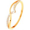 Šperky eshop - Prsteň zo žltého 14K zlata - hladká a trblietavá vlnka z čírych zirkónikov S3GG154.88 - Veľkosť: 48 mm