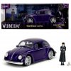 kovový model auta 1972 VW Beetle 1:24 s figúrkou Wednesday Addamsovej