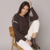 Rozšírený pulóver s kontrastným lemom čokoládová